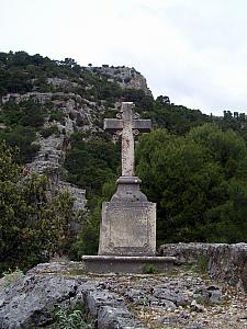 A gravestone and a cross at a lookout point close to the hermitage.