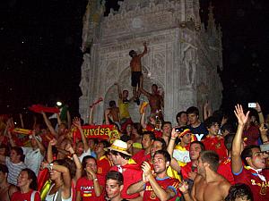 Everyone flooded the barred-off fountain, and piled onto the steps here.