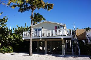 That's our cottage - up on stilts. Below the cottage was a gravel area with a charcoal grill, a picnic table, and a hammock. 