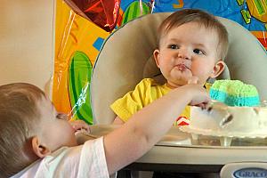 Big bro Cooper showing Bennett how to dig into the cake