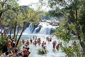 The main falls -- look at all the people. We were feeling a bit claustrophobic :)